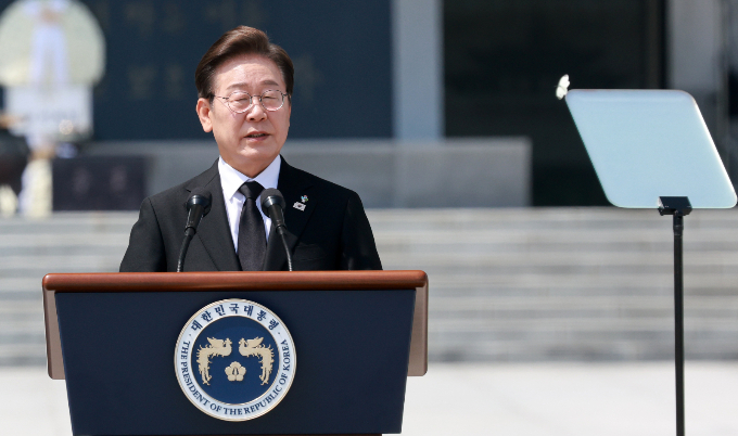 사진은 지난 6일 서울 동작구 국립서울현충원에서 열린 제70회 현충일 추념식에서 추념사하는 이 대통령. /사진=뉴시스