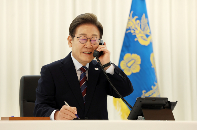 이재명 대통령이 6일 서울 한남동 관저에서 도널드 트럼프 미국 대통령과 전화 통화를 하기 위해 수화기를 들고 있다. / 사진=뉴시스 고범준 기자 