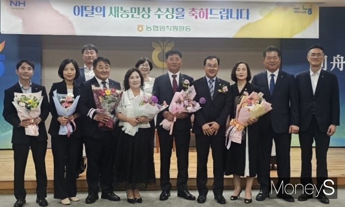 6월'이달의 새농민상'에 선정된 이용권·김태은 부부(진도군, 서진도농협)와 강승배·김정자 부부 (순천시, 순천원협)가 수상 후 전남농협 관계자들과 기념촬영을 하고 있다/사진=농협전남본부 제공.