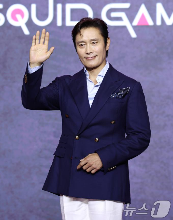 배우 이병헌이 9일 서울 용산구 서울드래곤시티에서 열린 넷플릭스 시리즈 '오징어 게임' 시즌3 제작발표회에서 포즈를 취하고 있다. '오징어 게임' 시즌3은 자신만의 목적을 품고 다시 참가한 게임에서 가장 친한 친구를 잃고 만 ‘기훈’과, 정체를 숨긴 채 게임에 숨어들었던 프론트맨, 그리고 ⓒ News1 권현진 기자