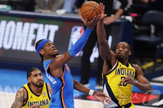 NBA 오클라호마시티 길저스-알렉산더(왼쪽)가 9일(한국시간) 인대이나와 챔피언결정 2차전에서 레이업을 시도하고 있다. ⓒ AFP=뉴스1