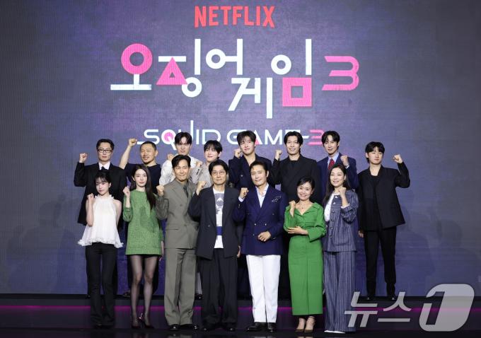 9일 서울 용산구 서울드래곤시티에서 열린 넷플릭스 시리즈 '오징어 게임' 시즌3 제작발표회에서 드라마 주역들이 포즈를 취하고 있다. '오징어 게임' 시즌3은 자신만의 목적을 품고 다시 참가한 게임에서 가장 친한 친구를 잃고 만 ‘기훈’과, 정체를 숨긴 채 게임에 숨어들었던 프론트맨, 그리고 그 잔인한 게임 속에서 살아남은 참가자들의 마지막 운명을 그린 이야기?다. 2025.6.9/뉴스1 ⓒ News1 권현진 기자