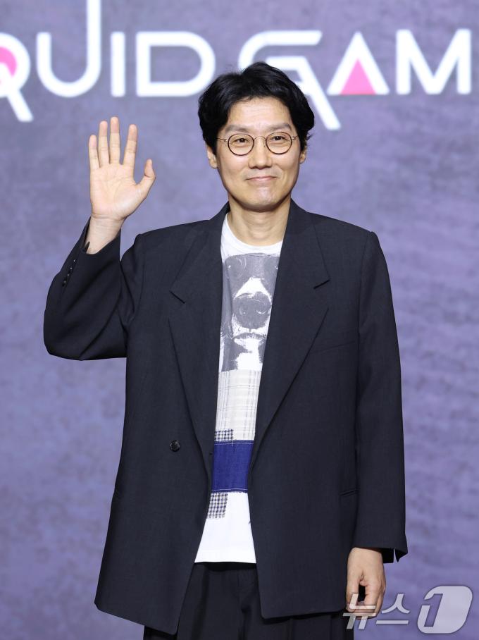 황동혁 감독이 9일 서울 용산구 서울드래곤시티에서 열린 넷플릭스 시리즈 '오징어 게임' 시즌3 제작발표회에서 포즈를 취하고 있다. '오징어 게임' 시즌3은 자신만의 목적을 품고 다시 참가한 게임에서 가장 친한 친구를 잃고 만 ‘기훈’과, 정체를 숨긴 채 게임에 숨어들었던 프론트맨, 그리고 그 잔인한 게임 속에서 살아남은 참가자들의 마지막 운명을 그린 이야기?다. 2025.6.9/뉴스1 ⓒ News1 권현진 기자