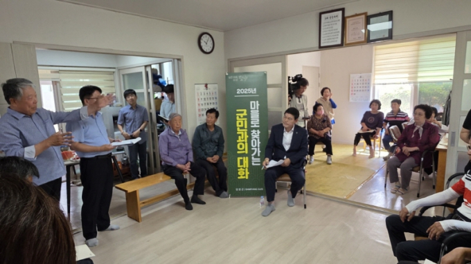 정철원 전남 담양군수가 9일 담양읍 경로당을 방문해 군정 방향을 설명하고 주민 건의사항을 청취하며 질의응답 시간을 갖고 있다./사진=담양군