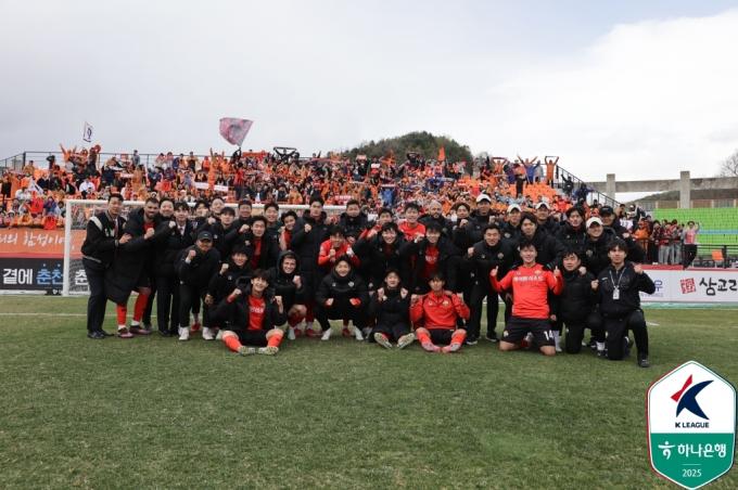 춘천 홈 경기에서 승리한 뒤 기뻐하는 강원 선수단(한국프로축구연맹 제공)