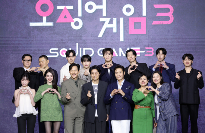 넷플릭스 '오징어 게임' 연출을 맡은 황동혁 감독(첫번째 줄 왼쪽에서 네번째)이 시즌4 제작에 대해 계획이 없다고 전했다. 사진은 9일 서울 용산구 서울드래곤시티에서 열린 넷플릭스 시리즈 '오징어 게임' 시즌3 제작발표회에서 황 감독과 드라마 출연진이 포즈를 취한 모습. /사진=뉴스1
