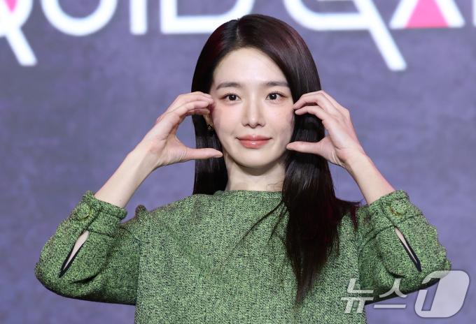 배우 박규영이 9일 서울 용산구 서울드래곤시티에서 열린 넷플릭스 시리즈 '오징어 게임' 시즌3 제작발표회에서 포즈를 취하고 있다. '오징어 게임' 시즌3은 자신만의 목적을 품고 다시 참가한 게임에서 가장 친한 친구를 잃고 만 ‘기훈’과, 정체를 숨긴 채 게임에 숨어들었던 프론트맨, 그리고 그 잔인한 게임 속에서 살아남은 참가자들의 마지막 운명을 그린 이야기?다. 2025.6.9/뉴스1 ⓒ News1 권현진 기자