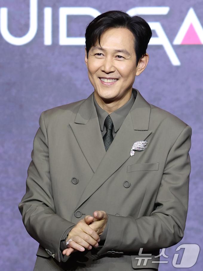배우 이정재가 9일 서울 용산구 서울드래곤시티에서 열린 넷플릭스 시리즈 '오징어 게임' 시즌3 제작발표회에서 포즈를 취하고 있다. '오징어 게임' 시즌3은 자신만의 목적을 품고 다시 참가한 게임에서 가장 친한 친구를 잃고 만 ‘기훈’과, 정체를 숨긴 채 게임에 숨어들었던 프론트맨, 그리고 그 잔인한 게임 속에서 살아남은 참가자들의 마지막 운명을 그린 이야기?다. 2025.6.9/뉴스1 ⓒ News1 권현진 기자