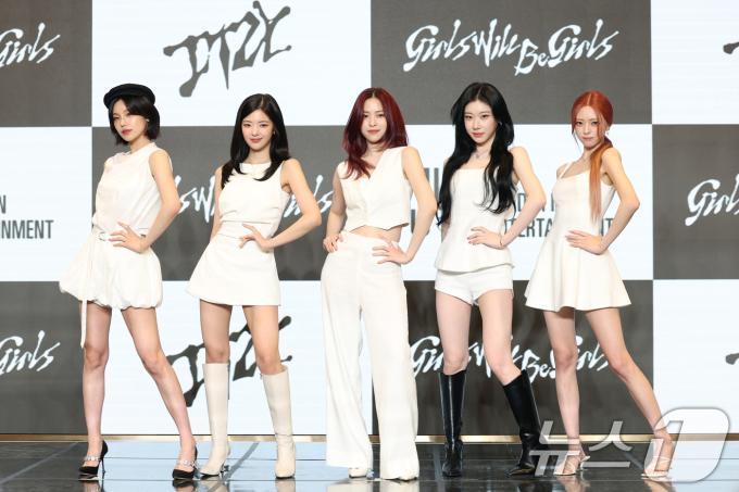 그룹 있지의 예지(왼쪽부터)와 리아, 류진, 채령, 유나가 9일 서울 송파구 잠실로 소피텔 앰배서더 서울 호텔에서 열린 새 미니 앨범 'Girls Will Be Girls' 발매 기념 기자간담회에 참석해 포즈를 취하고 있다. 2025.6.9/뉴스1 ⓒ News1 권현진 기자