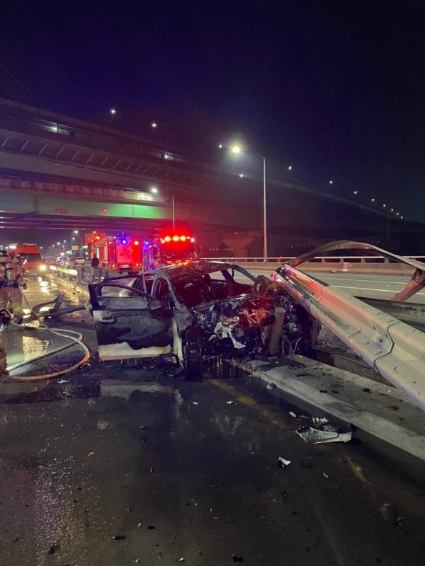 지난달 11일 아산에서 무면허로 사고를 내 택시기사를 숨지게 한 20대 남성이 검찰에 구속 송치됐다. 사진은 무면허 운전하다 중앙분리대를 들이받은 사고차량 모습/사진=뉴스1