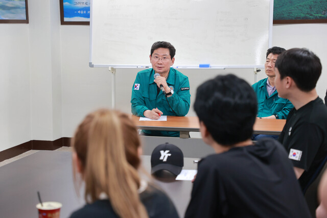 이상일 용인특례시장이 8일 서천동 천공기 전도 사고 피해 현장을 찾아 주민을 위로하고 지원 의지를 밝히고 있다. /사진제공=용인특례시