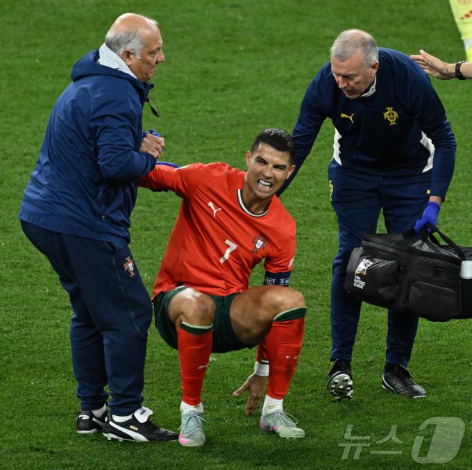 유럽축구연맹(UEFA) 네이션스리그 결승전에서 부상을 당한 크리스티아누 호날두.  ⓒ 로이터=뉴스1