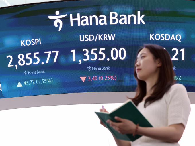  9일 오후 서울 중구 하나은행 본점 딜링룸 전광판에 증시 종가가 표시되고 있다. /사진= 뉴스1