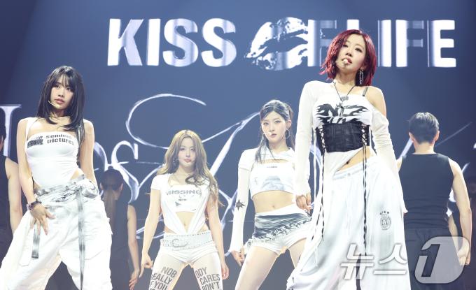 걸그룹 키스오브라이프(KISS OF LIFE) 쥴리가 9일 서울 광진구 예스24라이브홀에서 가진 미니 4집 앨범 ‘224’(투투포) 쇼케이스에서 ‘Lips Hips Kiss’를 열창하고 있다. 2025.6.9/뉴스1 ⓒ News1 권현진 기자