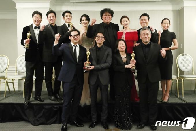 배우 송강호(왼쪽위부터 시계방향), 이선균, 최우식, 장혜진, 봉준호 감독, 박소담, 박명훈, 조여정, 이하준 미술감독, 곽신애 대표, 양진모 편집 감독, 한진원 작가/뉴스1 ⓒ News1