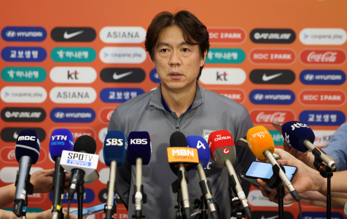 한국 축구대표팀이 16년 만에 월드컵 예선 무패에 도전한다.사진은 지난 6일 이라크 원정 경기를 마치고 인천국제공항으로 입국한 홍명보 감독이 인터뷰를 하는 모습. /사진=뉴시스