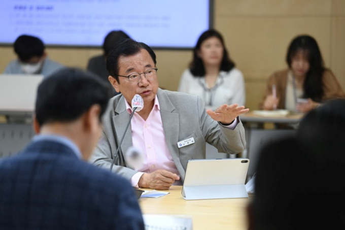 이현재 하남시장(가운데 줄)이 9일 열린 월요 주간회의에서, 글로벌 영상문화복합도시로의 도약을 목표로 미사아일랜드(미사섬) 일원에 추진 중인 ‘K-스타월드 조성사업’의 추진현황을 점검하고 있다. /사진제공=하남시