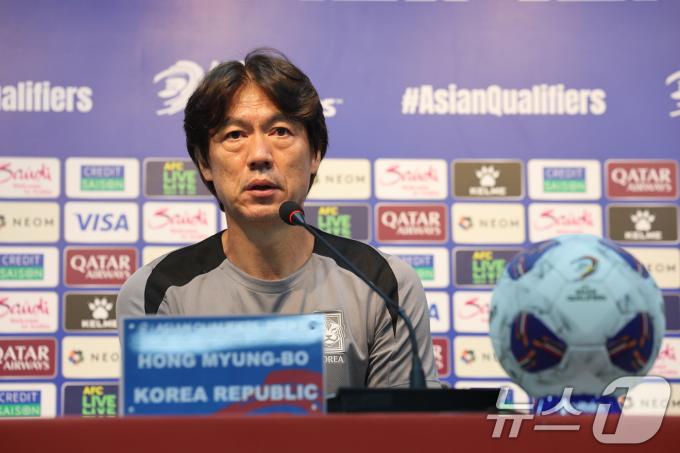 홍명보 대한민국 축구 국가대표팀 감독이 2026 국제축구연맹(FIFA) 북중미 월드컵 아시아 3차 예선 B조 쿠웨이트와의 경기를 하루 앞둔 9일 서울 마포구 서울월드컵경기장에서 기자회견하고 있다. 2025.6.9/뉴스1 ⓒ News1 이승배 기자