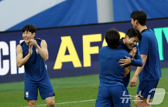 9일 서울 마포구 서울월드컵경기장에서 열린 대한민국 축구 국가대표팀 공개훈련에서 이강인이 훈련하며 웃음 짓고 있다. 월드컵 본선행을 조기 확정한 홍명보호는 오는 10일 오후 서울월드컵경기장에서 쿠웨이트를 상대로 2026 국제축구연맹(FIFA) 북중미 월드컵 아시아 3차 예선 B조 조별리그 최종 10차전을 치른다. 2025.6.9/뉴스1 ⓒ News1 이승배 기자