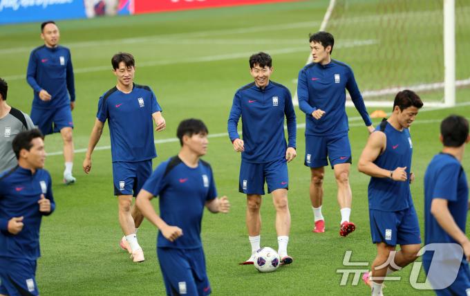 9일 서울 마포구 서울월드컵경기장에서 열린 대한민국 축구 국가대표팀 공개훈련에서 선수들이 훈련하고 있다. 월드컵 본선행을 조기 확정한 홍명보호는 오는 10일 오후 서울월드컵경기장에서 쿠웨이트를 상대로 2026 국제축구연맹(FIFA) 북중미 월드컵 아시아 3차 예선 B조 조별리그 최종 10차전을 치른다. 2025.6.9/뉴스1 ⓒ News1 이승배 기자
