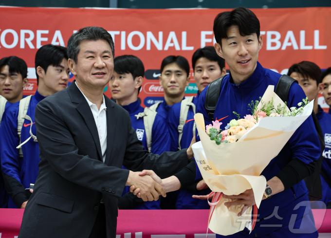 11회 연속 본선 진출을 축하받는 손흥민(오른쪽)2025.6.6/뉴스1 ⓒ News1 김도우 기자
