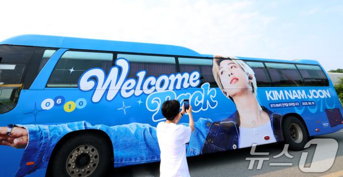방탄소년단(BTS)의 RM(김남준, 30)과 뷔(김태형, 29)가 제대하는 10일 오전 강원도 춘천시 신북읍 체육공원 축구장에 RM을 응원하는 래핑버스가 세워져 있다. ⓒ News1 권현진 기자