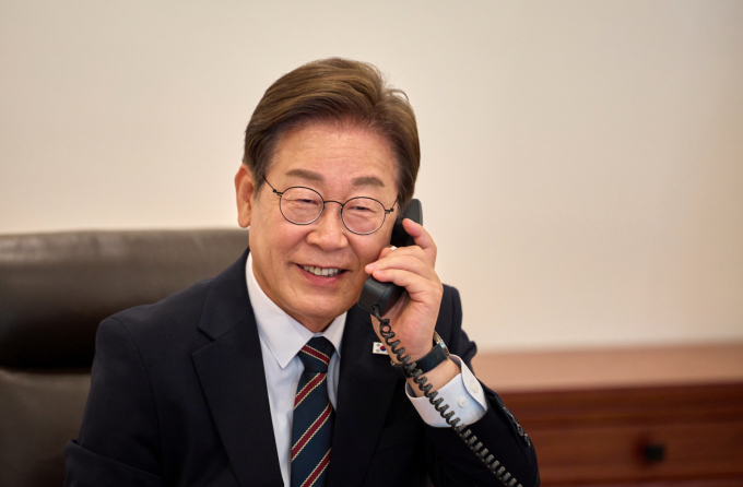 이재명 대통령이 지난 9일 한국 창작 뮤지컬 '어쩌면 해피엔딩'이 토니상 최고 영예인 뮤지컬 작품상을 수상한 데 대해 페이스북에 축하 메시지를 올린 데 이어 10일도 인스타그램을 통해 '대국민 보고' 메시지를 게시하며 소통 행보를 이어갔다. 사진은 이재명 대통령이 지난 9일 서울 용산구 대통령실 청사 집무실에서 이시바 시게루 일본 총리와 전화 통화를 위해 수화기를 들고 있는 모습. /사진=대통령실(뉴시스)