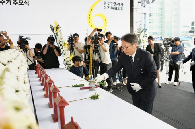 강기정 광주광역시장이 9일 동구청에서 열린 학동4구역 재개발 붕괴참사 4주기 추모식에 참석해 헌화하고 있다./사진=광주시