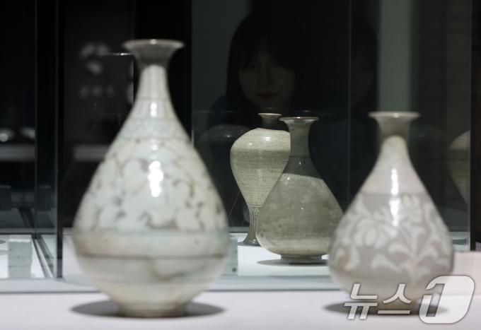 7일 서울 용산구 국립중앙박물관에서 열린 '새 나라 새 미술:조선 전기 미술 대전' 특별전에서 관람객들이 전시를 살펴보고 있다. 국립중앙박물관 용산 개관 20주년을 맞이해 열린 이번 특별전은 조선이라는 새로운 나라의 시작과 함께 꽃핀 15~16세기 미술의 정수를 한 자리에 모은 대규모 기획이다. 전시는 오는 8월 31일까지 열린다. 2025.6.9/뉴스1 ⓒ News1 이동해 기자
