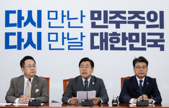 더불어민주당이 최소 20조원 이상의 추경 예산 편성에 착수한다. 사진은 10일 오전 서울 여의도 국회에서 열린 원내대책회의에 참석한 박찬대 더불어민주당 대표 직무대행 겸 원내대표(가운데). /사진=뉴스1
