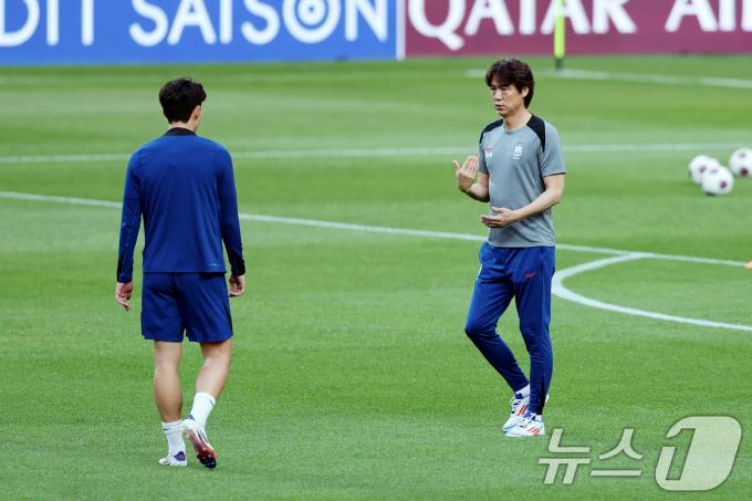 9일 서울 마포구 서울월드컵경기장에서 열린 대한민국 축구 국가대표팀 공개 훈련에서 홍명보 감독과 손흥민이 대화하고 있다. . 2025.6.9/뉴스1 ⓒ News1 이승배 기자