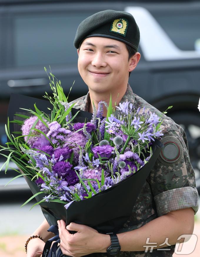 방탄소년단(BTS)의 RM(김남준, 30)이 10일 오전 강원도 춘천시 신북읍 체육공원 축구장에서 군 복무를 마친 뒤 미소를 짓고 있다. 2025.6.10/뉴스1 ⓒ News1 권현진 기자