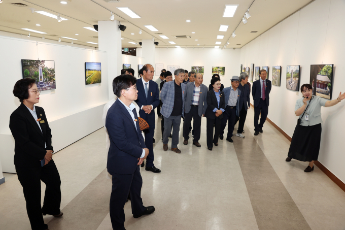 지난 9일 강영석 상주시장 등 관계자들이 사진전을 찾아 전시된 사진을 관람하고 있다./사진제공=경북 상주시