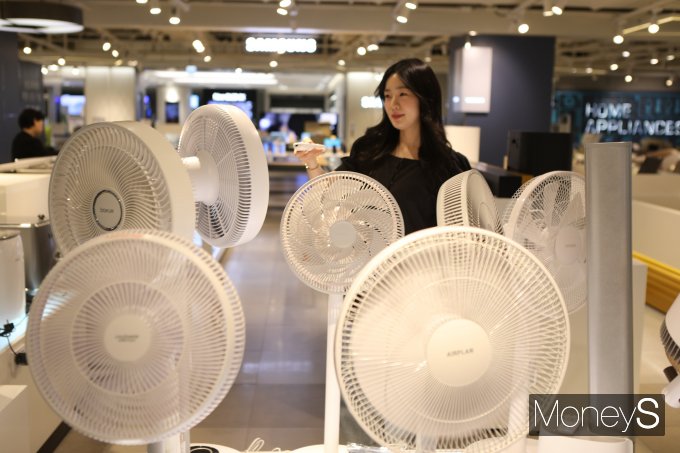 롯데백화점 광주점 9층 가전전문관을 찾은 여성 고객이 소형 냉방 가전 제품을 작동해보고 있다/사진=롯데백화점 홍보 3팀 제공.