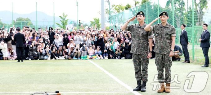 [뉴스1 PICK]BTS RM·뷔, 군 복무 마치고 전역…완전체 복귀 초읽기