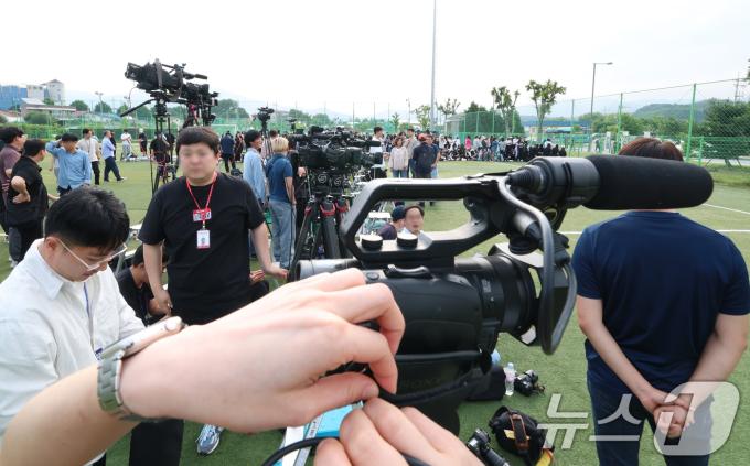 [뉴스1 PICK]BTS RM·뷔, 군 복무 마치고 전역…완전체 복귀 초읽기