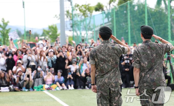 [뉴스1 PICK]BTS RM·뷔, 군 복무 마치고 전역…완전체 복귀 초읽기