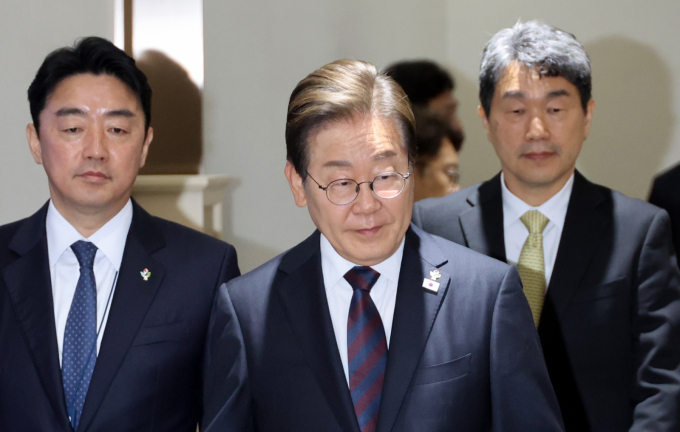 윤석열 전 대통령 파면 이후 출범한 이재명 정부가 두번째 국무회의를 열고 본격적인 국정 운영에 박차를 가하고 있다. 사진은 이재명 대통령이 10일 서울 용산 대통령실에서 열린 국무회의에 입장하고 있는 모습. /사진=대통령실 출입기자단