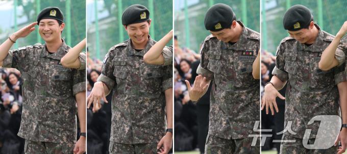 방탄소년단(BTS)의 RM(김남준, 30)이 10일 오전 강원도 춘천시 신북읍 체육공원 축구장에서 군 복무를 마친 뒤 경례를 하는 도중 너무 긴장해 경직된 손을 풀고 있다. ⓒ News1 권현진 기자