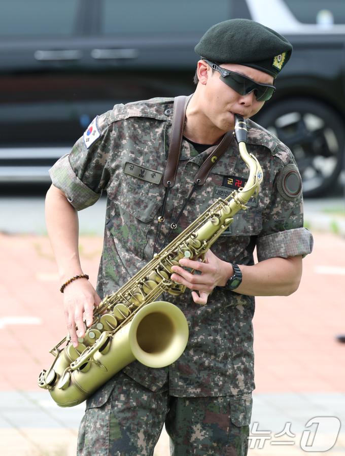 방탄소년단(BTS)의 RM(김남준, 30)이 10일 오전 강원도 춘천시 신북읍 체육공원 축구장에서 군 복무를 마친 뒤 트럼펫을 연주하며 전역 인사를 하고 있다. ⓒ News1 권현진 기자
