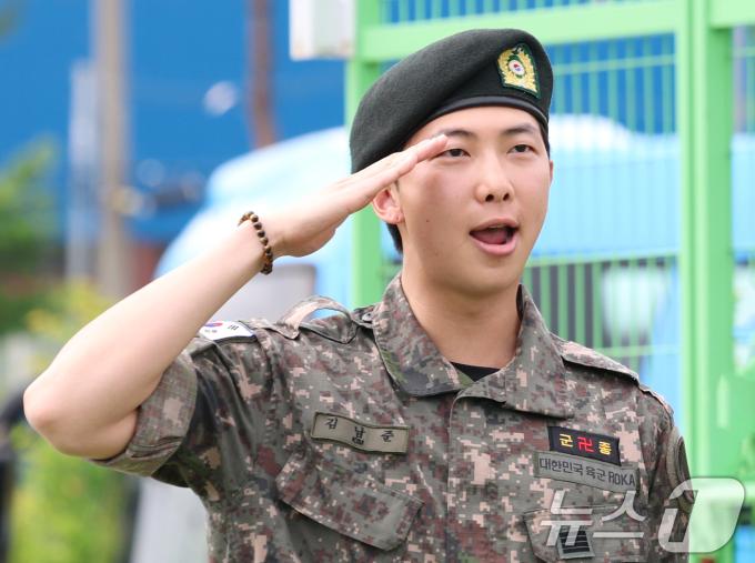 방탄소년단(BTS)의 RM(김남준, 30)이 10일 오전 강원도 춘천시 신북읍 체육공원 축구장에서 군 복무를 마친 뒤 전역 인사를 하고 있다. ⓒ News1 권현진 기자