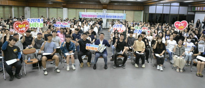 '최영일 순창군수(가운데)와 청년들이 9일 군청에서 청년근로자 종자통장 지원사업' 설명회를 마친 뒤 기념촬영을 하고 있다./사진=순창군