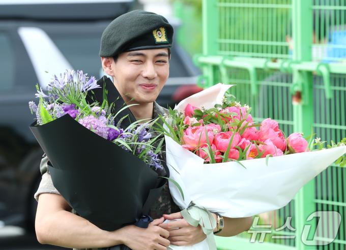 방탄소년단(BTS)의 뷔(김태형, 29)가 10일 오전 강원도 춘천시 신북읍 체육공원 축구장에서 군 복무를 마친 뒤 미소를 짓고 있다.  ⓒ News1 권현진 기자