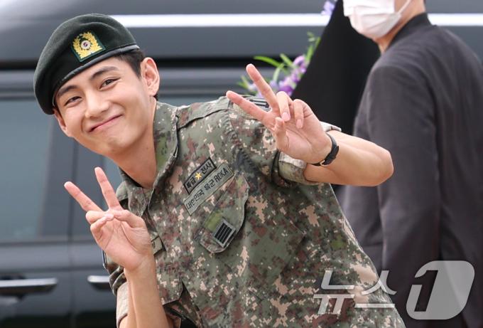 방탄소년단(BTS)의 뷔(김태형, 29)가 10일 오전 강원도 춘천시 신북읍 체육공원 축구장에서 군 복무를 마친 뒤 시그니처 브이를 하고 있다. ⓒ News1 권현진 기자