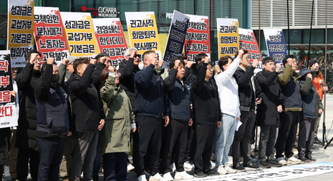 카카오 노조가  지난 3월19일 경기 성남시 분당구 카카오 판교아지트 정문 앞에서 포털 '다음' 서비스를 담당하는 사내독립기업(CIC)의 별도 법인 분사 반대 기자회견을 하고 있다. /사진=뉴스1