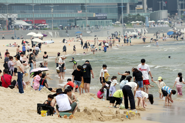 11일 전국 대체로 맑고 자외선 지수가 높아 실내에 머무르는 것이 좋겠다. 사진은 부산 해운대구 해운대해수욕장을 찾은 시민과 관광객들이 물놀이를 즐기는 모습. /사진=뉴시스