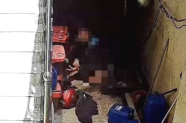 배달 기사가 상가 계단에 볼일을 보고 음란행위를 한 뒤 도망갔다는 글이 확산하자 당사자가 직접 해명에 나섰다. 사진은 건물 계단에서 포착된 배달 기사의 모습. /사진=네이버 카페 '배달세상' 캡처 