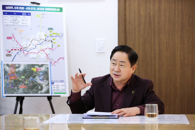  주광덕 남양주시장이 지난 9일 별내선 연장 사업성 향상 방안(재기획)과 도시철도망 구축 방안에 대해 입장을 밝히고 있다. /사진제공=남양주시