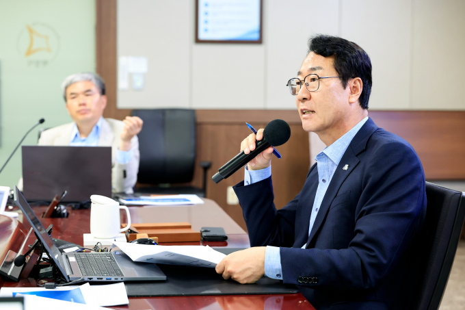 정명근 화성특례시장이 9일 새 정부의 정책 변화에 대응하기 위한 시의 전략 방향을 설명하며, 실행 중심의 구체적인 대응책 마련을 당부하고 있다. /사진제공=화성특례시
