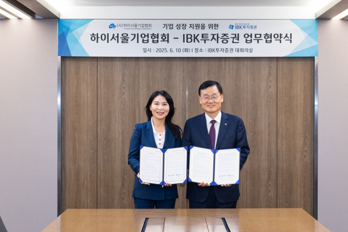 박미경 하이서울기업협회장(왼쪽)은 서정학 IBK투자증권 대표이사와 10일 오전 서울 여의도 IBK투자증권에서 기업 성장 지원을 위한 업무협약을 체결했다. /사진=IBK투자증권